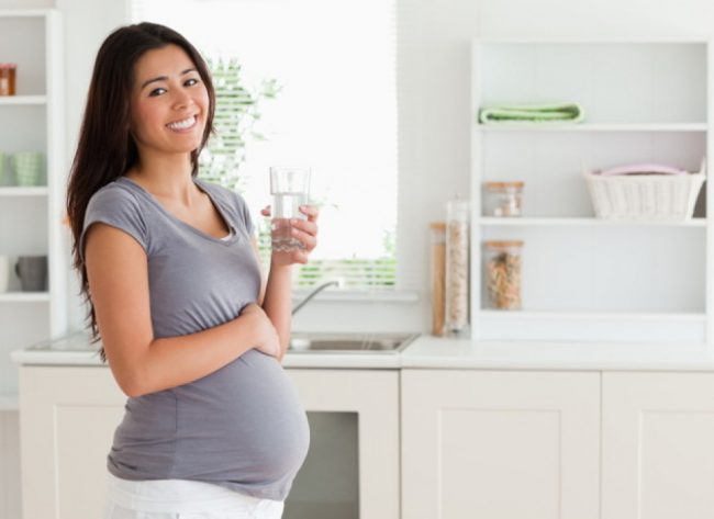 7793-manfaat-tersembunyi-minum-air-putih-bagi-ibu-hamil