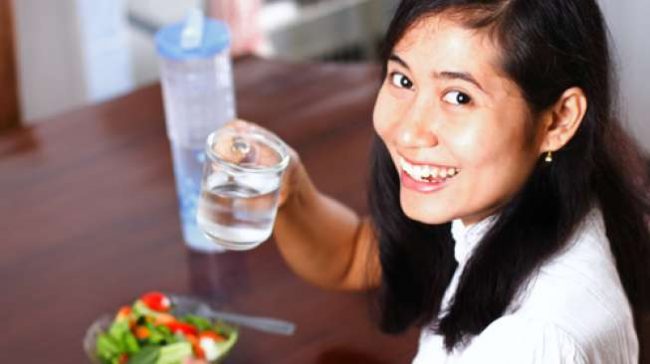 Foto-Ilustrasi-perempuan-minum-air-saat-makan_shutterstock_jpg