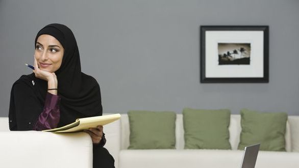 Muslimah-wearing-black-hijab