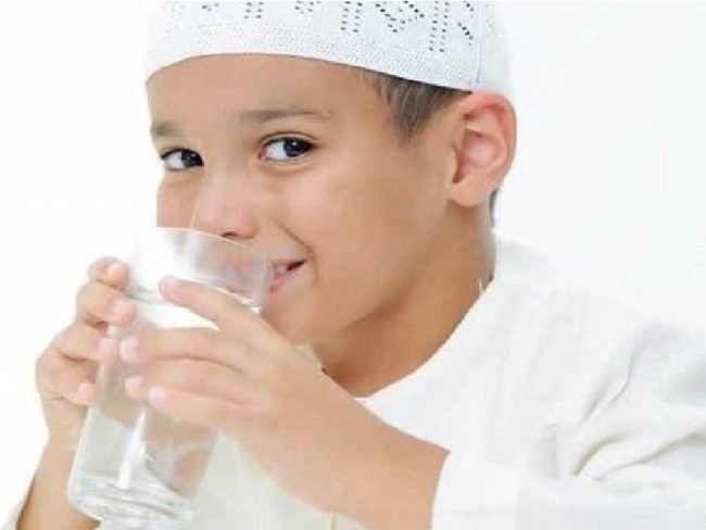 anak-laki-laki-minum-air-putih (1)