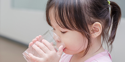 4-kiat-membiasakan-anak-rutin-minum-air-putih_up09oWQVYf